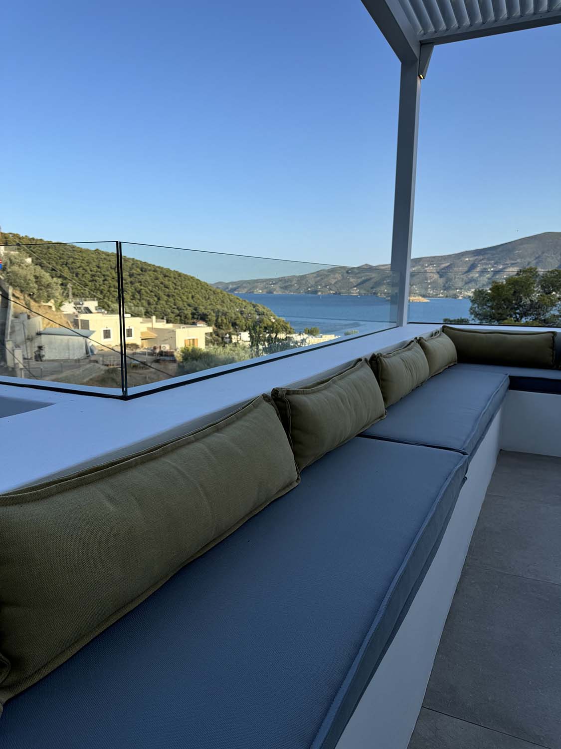 Seaview Lounge & Poolside - Greek Island Homes - ABsee - Anouck Brinkerink