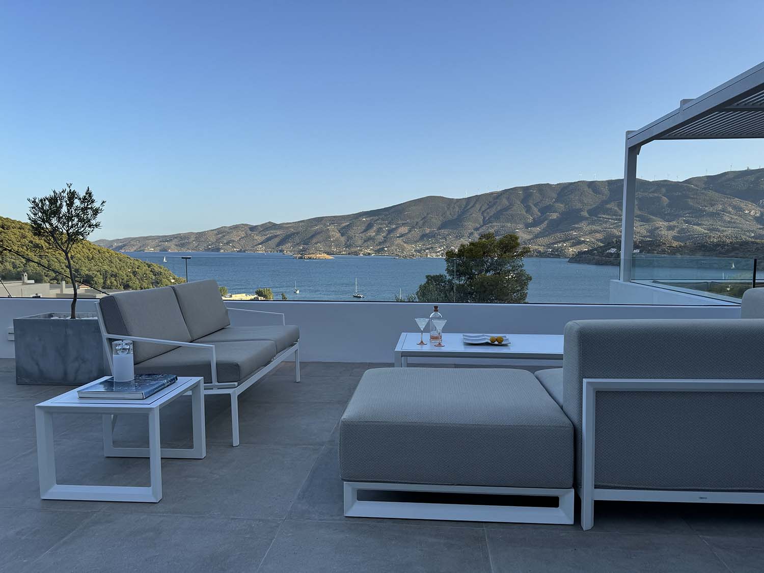 Seaview Lounge & Poolside - Greek Island Homes - ABsee - Anouck Brinkerink